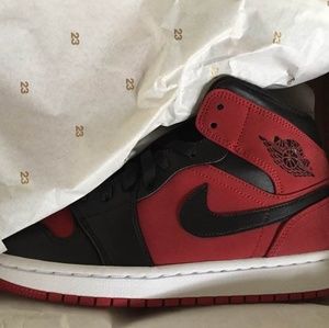 Jordan 1 Mid "Banned"
